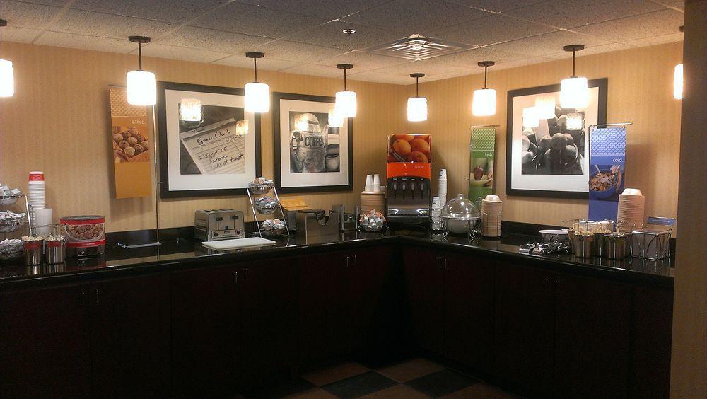 Hampton Inn Des Moines-Airport Exteriör bild