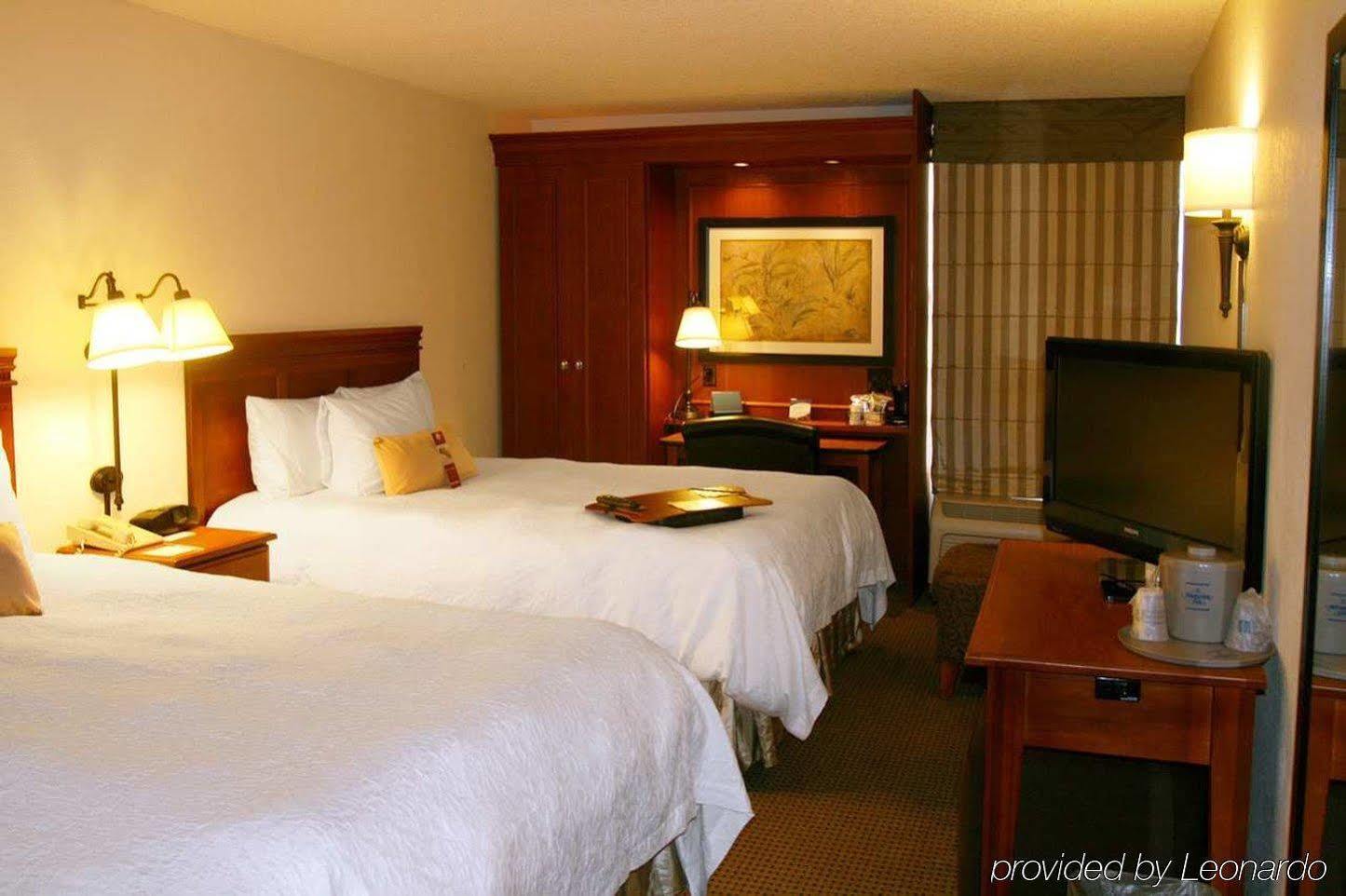 Hampton Inn Des Moines-Airport Exteriör bild